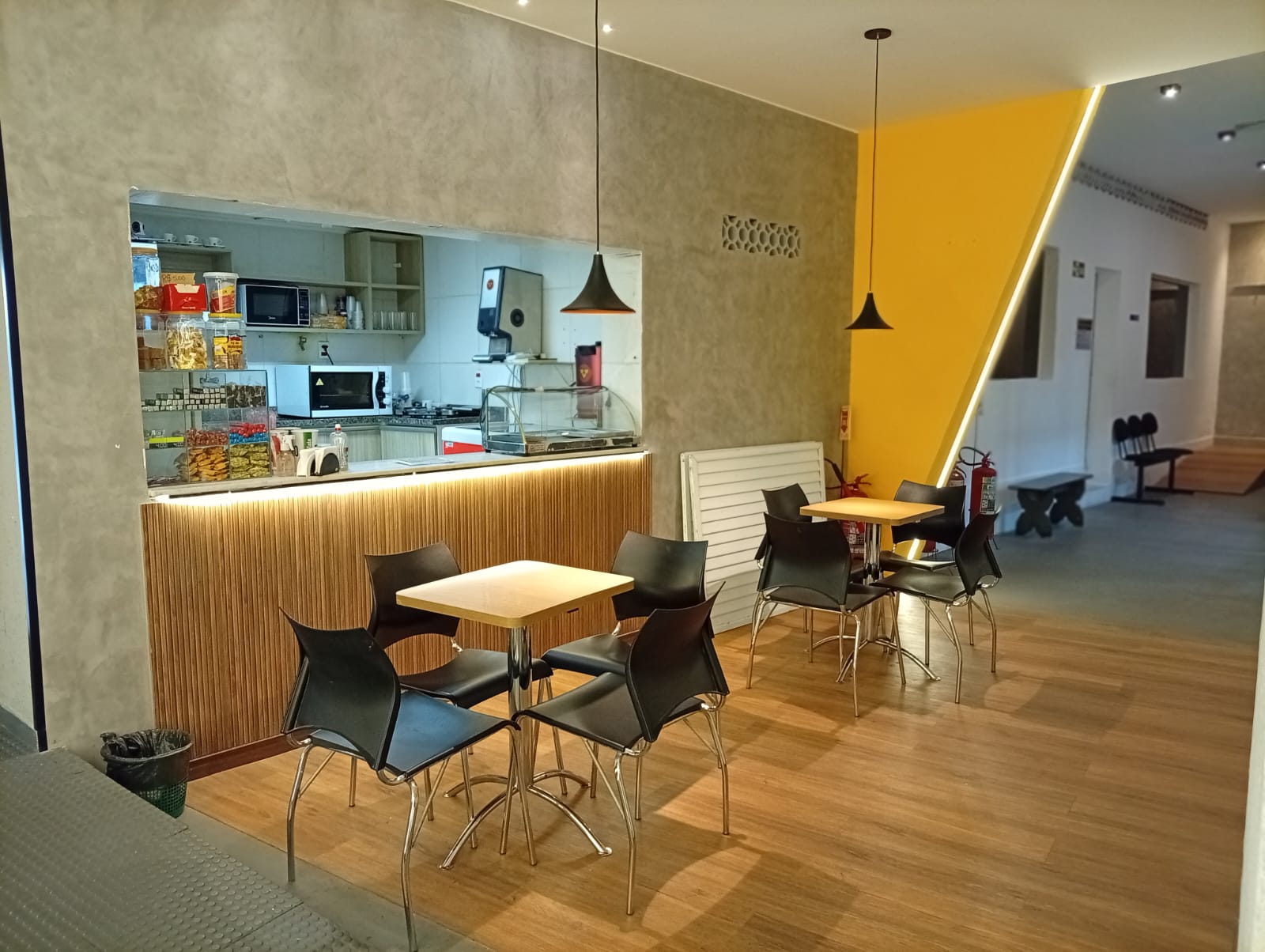 Café da academia com mesas e balcão