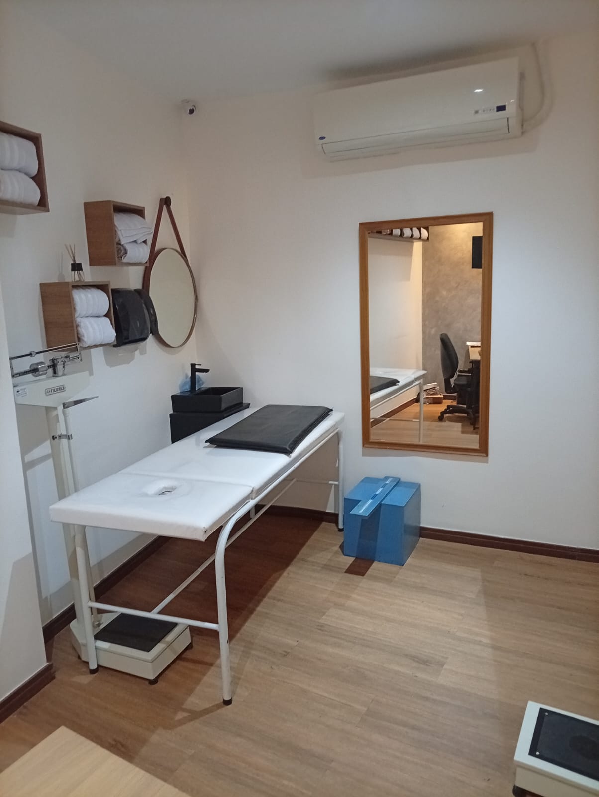 Sala de massagem do CTVA com maca, toalhas e ar-condicionado